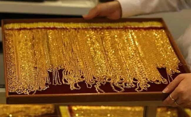 GOLD-PRICE-FALLS-DOWN