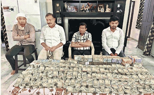 TAHSILDAR-CAUGHT-REDHANDED-TAKING-1CRORE-BRIBE