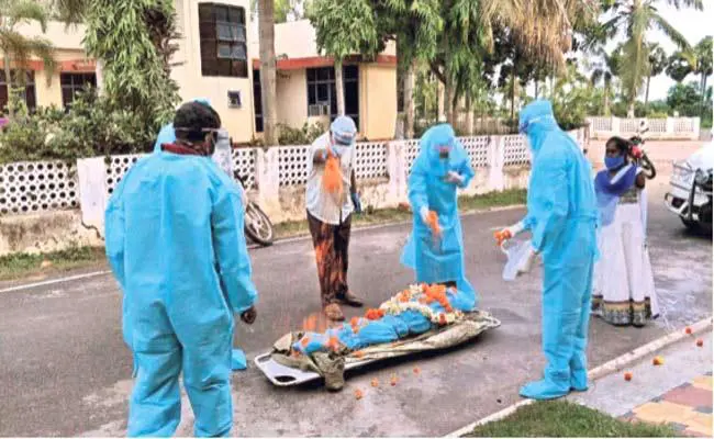 SRIKAKULAM-REDCROSS-DOING-CREMATION-VOLUNTARILY