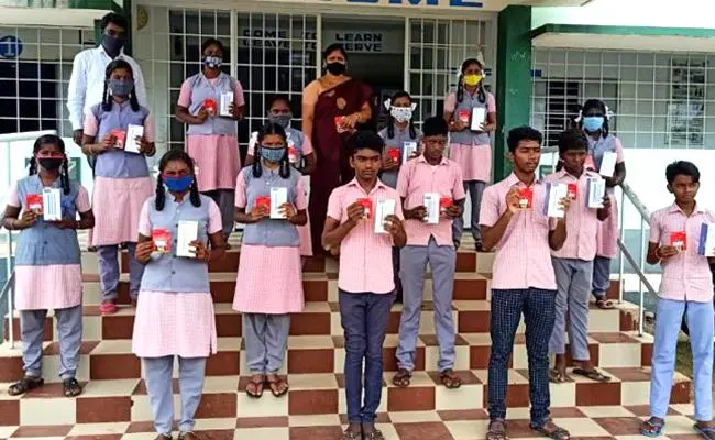 TEACHER-DONATES-MOBILES-TO-STUDENTS