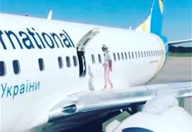 WOMEN-OPENS-EMERGENCY-DOOR-FOR-AIR