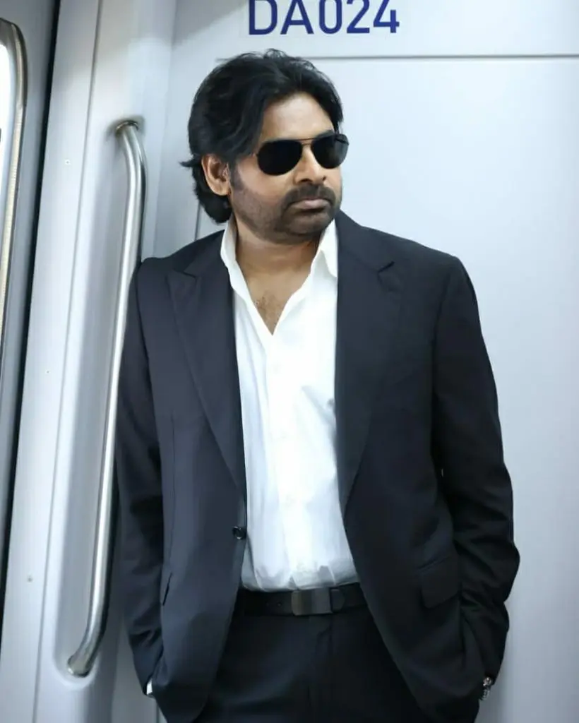VakeelSaab Pawankalyan InHyderabadMetro