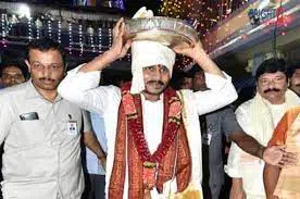 PATTU-VASTRALU-FOR-KANAKADURGAMMA-OFFERED-BY-AP-CM