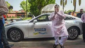 GADKARI-IN-HYDROGEN-CAR-TO-PARLIAMENT