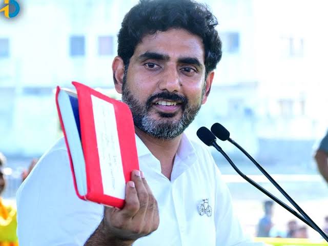 రాష్ట్రంలో రెడ్ బుక్కుల వివాదం ఇప్పుడు కొత్త మలుపు తిరిగింది. ఒకప్పుడు ఈ రెడ్ బుక్కుల మాట టీడీపీ యువ నాయకుడు నారా లోకేష్ పాదయాత్రలోనే వినిపించింది.