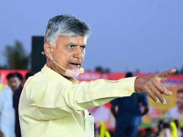 ఆంద్రప్రదేశ్: తిరుపతి లడ్డూ తయారీలో కల్తీ నెయ్యి వాడారన్న ఆరోపణలు పెను దుమారం రేపాయి. సుప్రీం కోర్టు సీబీఐ డైరెక్టర్ పర్యవేక్షణలో సిట్ ఏర్పాటు చేయాలని ఆదేశించడ